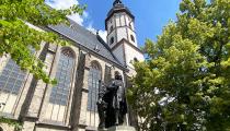 Estátua de Bach em frente à igreja Thomaskirche, em Leipzig (Revista CONCERTO)