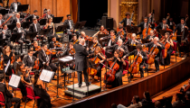 O maestro Claudio Cruz durante concerto com a OSB no Rio de Janeiro [Divulgação]