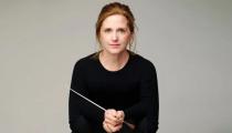 A maestra Erin Freeman rege o concerto [Divulgação]