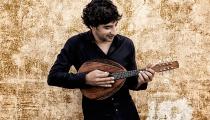 O bandolinista Avi Avital [Divulgação/Harald Hoffmann]
