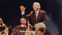 Ernst Mahle dirige orquestra em Piracicaba (reprodução)