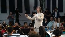 Ricardo Castro rege Neojiba no Parque do Queimado, em Salvador (divulgação, Beatriz Meneses)