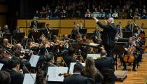 Maestro Manfredo Schmiedt e a orquestra em concerto na Casa da Ospa (divulgação, Vinícius Angeli)