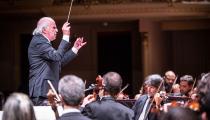 Isaac Karabtchevsky rege a Petrobras Sinfônica no Theatro Municipal do Rio de Janeiro [Divulgação/Daniel Ebendinger]