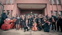 O maestro Emiliano Patarra com os músicos da Orquestra Jovem de Guarulhos [Divulgação]