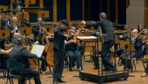 Osesp, o violinista Inmo Yang e o maestro Roberto González-Monjas, na Sala São Paulo (reprodução YouTube)