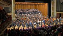 Artistas recebem os aplausos após a apresentação do Réquiem de guerra (Revista CONCERTO)