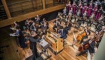 A Camerata Antiqua durante concerto com o maestro Tobias Volkmann [Divulgação]