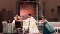 Elouise Miranda, Robert William e Camila Ceuta em cena de 'A escada de seda', de Rossini, no Theatro São Pedro [Divulgação]
