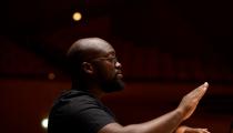 O maestro Vimbayi Kaziboni [Divulgação]