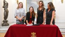 Carmen Gloria Larenas, presidenta da OLA, Alejandra Martí, diretora executiva da OLA, Francisca Valdés e Carolina Eterovic, diretoras da Mujeres Empresarias, durante assinatura da parceria