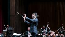 O maestro Carlos Prazeres durante concerto com a OSBA [Divulgação]