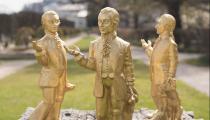 Estatuetas retratam Mozart com seu cachorro [Divulgação/Wolfgang Lienbacher]