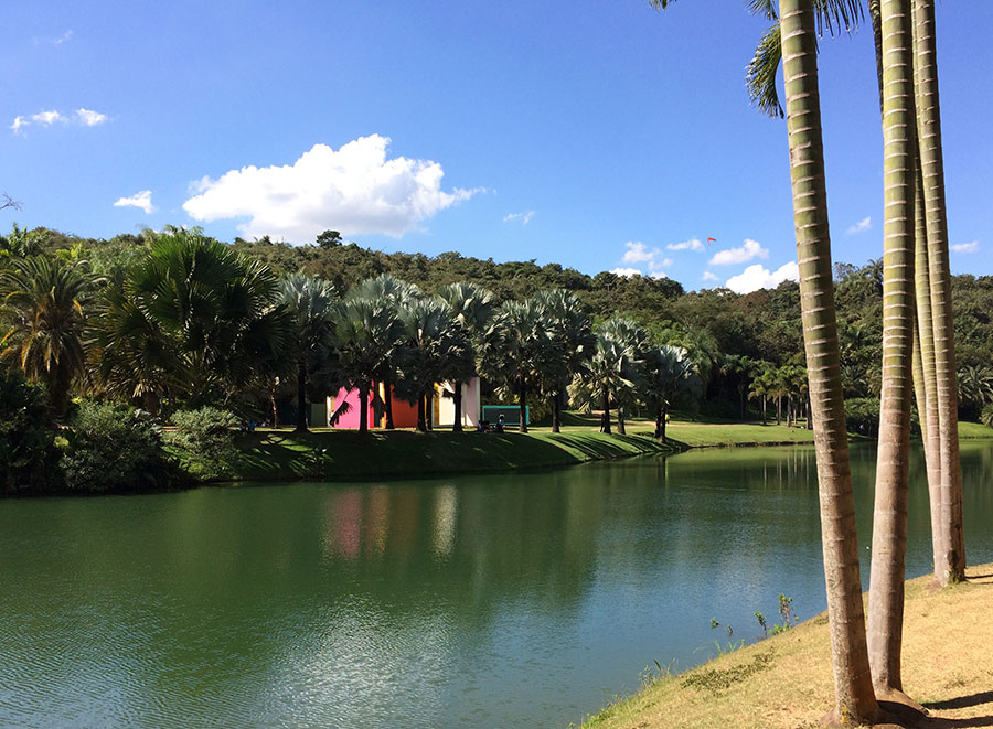 Vista do museu-parque Inhotim, em Brumadinho (Revista CONCERTO, 2019)