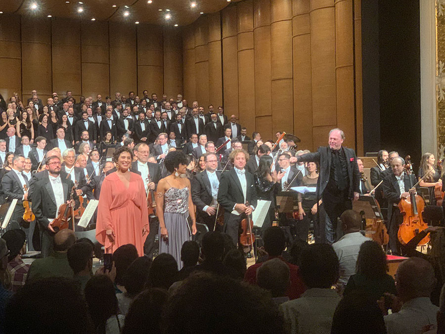 Orquestra, coro, solistas e maestro são aplaudidos no Theatro Municipal de São Paulo (Revista CONCERTO)